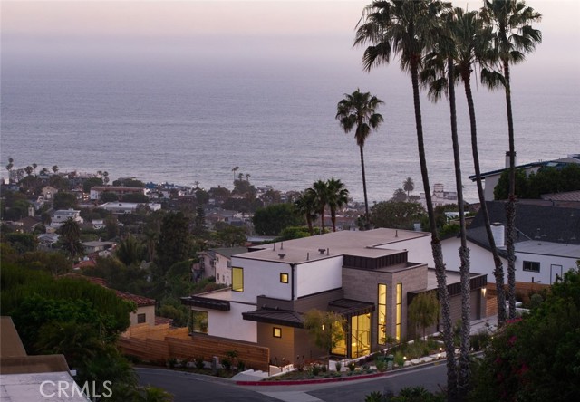 1105 Skyline Drive, Laguna Beach CA: https://media.crmls.org/medias/ae63930b-49ed-4d60-8020-a9d01e689757.jpg