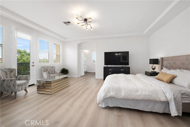 17 Crescent City, Irvine CA: https://media.crmls.org/medias/ae65b077-e105-4104-8a2a-3d47aa4161ce.jpg