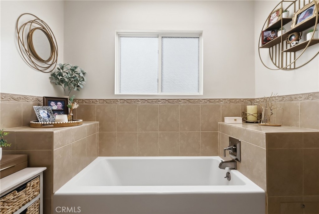 https://media.crmls.org/medias/ae65d524-6080-4743-9dbf-44f37e091c6b.jpg?preset=X-Large