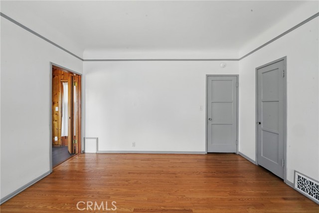 1327 S Burnside Avenue, Los Angeles CA: https://media.crmls.org/medias/ae662bd4-0d86-41c4-8d95-a19373934730.jpg