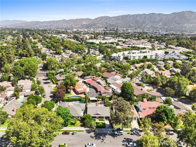 1321 W Morningside Drive, Burbank CA: https://media.crmls.org/medias/ae687e90-dd4d-499b-94e5-01d9ae554c35.jpg