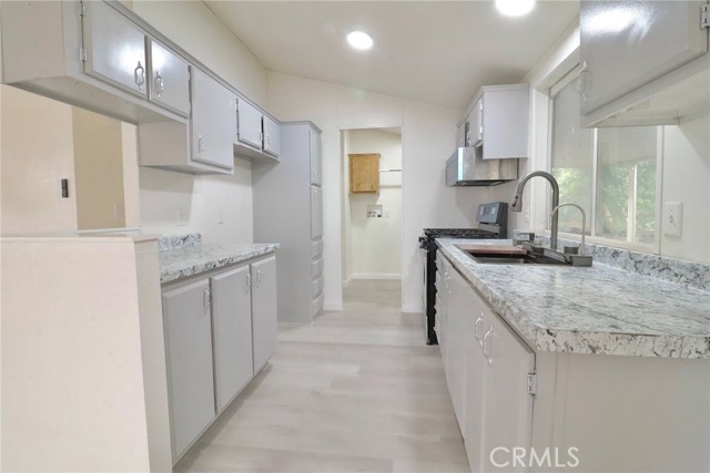 Detail Gallery Image 4 of 18 For 250 N Linden Ave #9,  Rialto,  CA 92376 - 2 Beds | 2 Baths