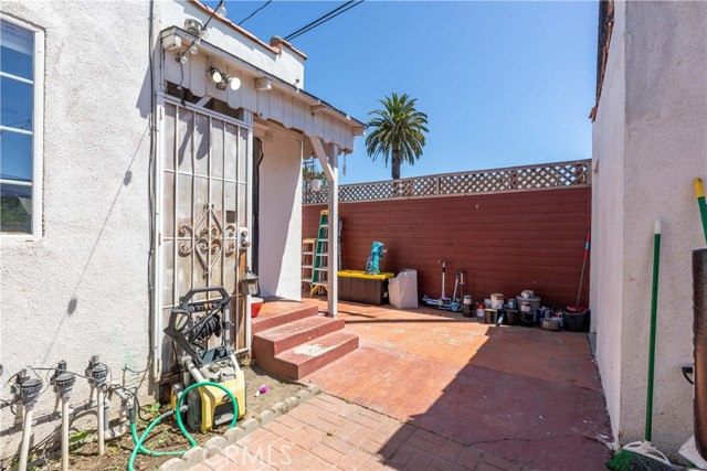 2625 Myrtle Ave, Signal Hill CA: https://media.crmls.org/medias/ae6924b4-4e31-48ee-bc05-6d9535a8b2bb.jpg
