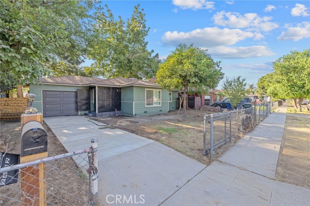 Detail Gallery Image 2 of 27 For 2452 S Holloway Ave, Fresno,  CA 93725 - 3 Beds | 1 Baths