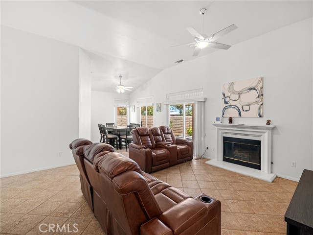 Detail Gallery Image 14 of 31 For 11393 Country Club Dr, Apple Valley,  CA 92308 - 3 Beds | 2 Baths