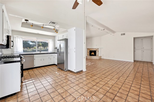 Detail Gallery Image 11 of 40 For 2125 Silver Oak, Hemet,  CA 92545 - 2 Beds | 2 Baths