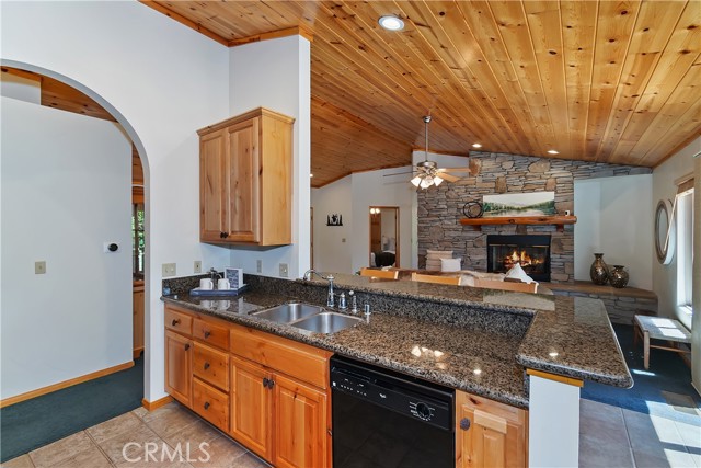 379 Fawntrail Place, Big Bear Lake CA: https://media.crmls.org/medias/ae6b6483-181e-49bf-9a23-ef554af815ce.jpg