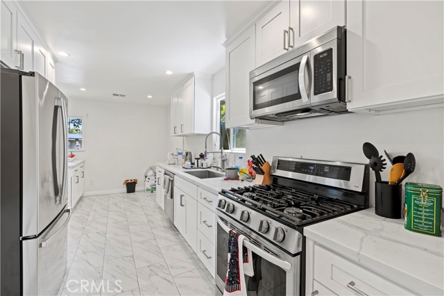 Detail Gallery Image 16 of 47 For 11329 Mclennan Ave, Granada Hills,  CA 91344 - 7 Beds | 2 Baths