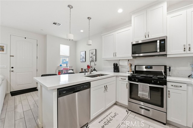 Detail Gallery Image 14 of 39 For 4156 Sitio Cielo, Oceanside,  CA 92057 - 3 Beds | 2/1 Baths