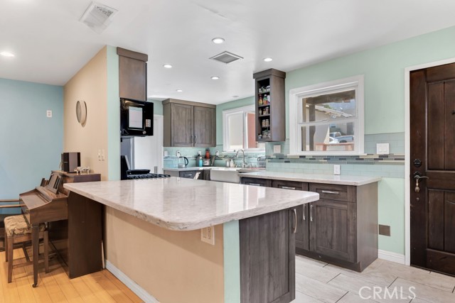 Detail Gallery Image 6 of 31 For 10549 Mcclemont Ave, Tujunga,  CA 91042 - 4 Beds | 2 Baths
