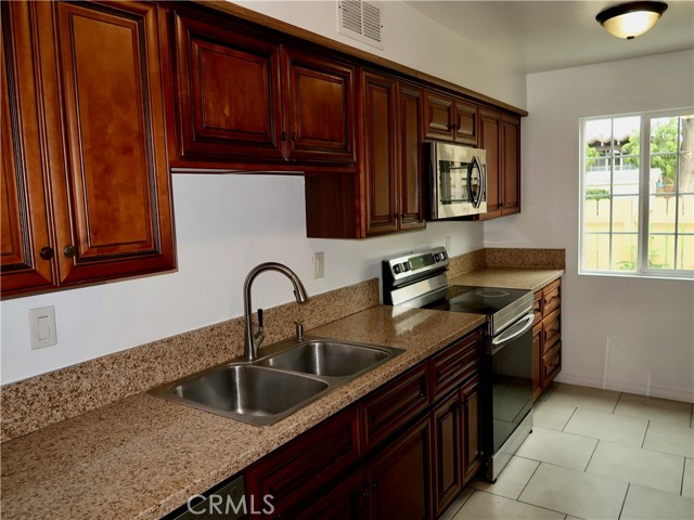 Detail Gallery Image 28 of 37 For 8055 Canby Ave #5,  Reseda,  CA 91335 - 3 Beds | 2/1 Baths