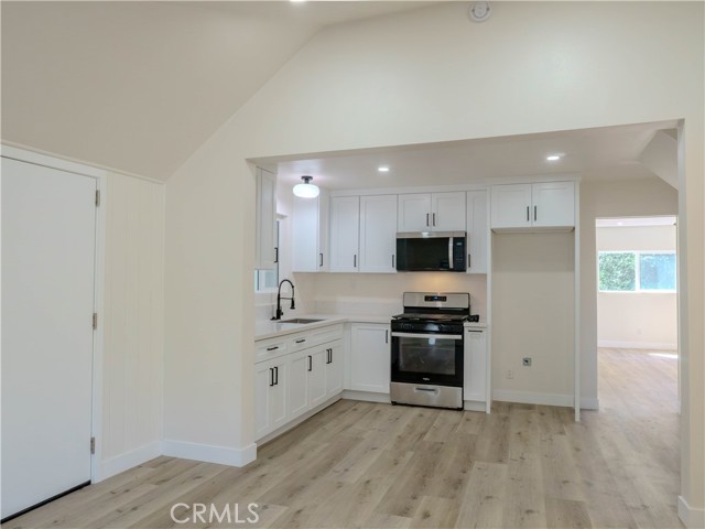 Detail Gallery Image 4 of 27 For 660 Acacia, Crestline,  CA 92325 - 2 Beds | 1 Baths