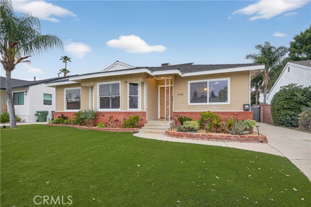 Detail Gallery Image 2 of 32 For 6906 Mclennan Ave, Lake Balboa,  CA 91406 - 3 Beds | 3 Baths