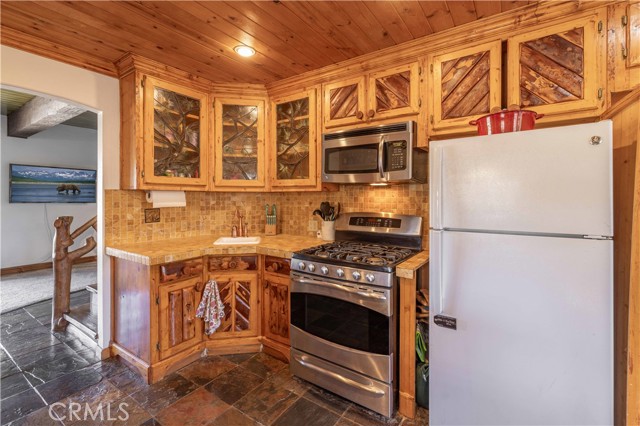 Detail Gallery Image 19 of 56 For 1556 E Big Bear Bld, Big Bear City,  CA 92314 - 5 Beds | 2/1 Baths