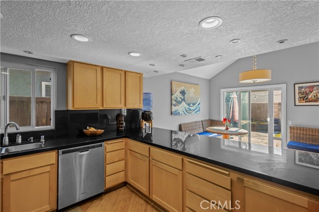 Detail Gallery Image 10 of 43 For 706 Oceanhill, Huntington Beach,  CA 92648 - 3 Beds | 2/1 Baths