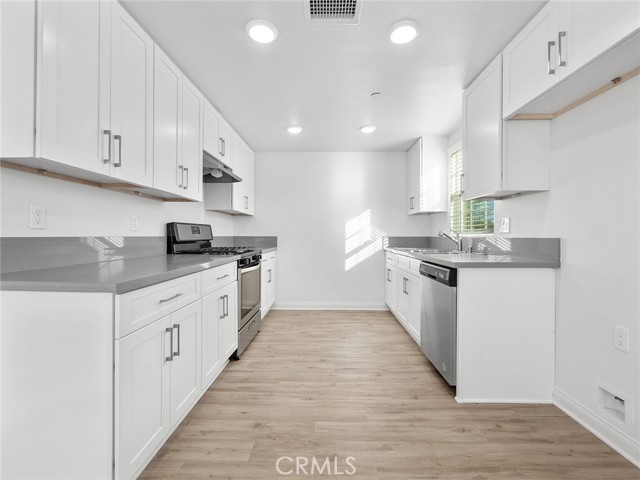 Detail Gallery Image 3 of 38 For 1325 W Grand Ave #3,  Pomona,  CA 91766 - 3 Beds | 2/1 Baths