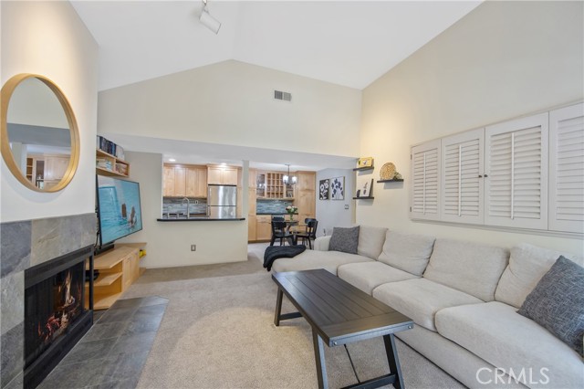 Detail Gallery Image 4 of 35 For 23933 Del Monte Dr #19,  Valencia,  CA 91355 - 2 Beds | 2 Baths