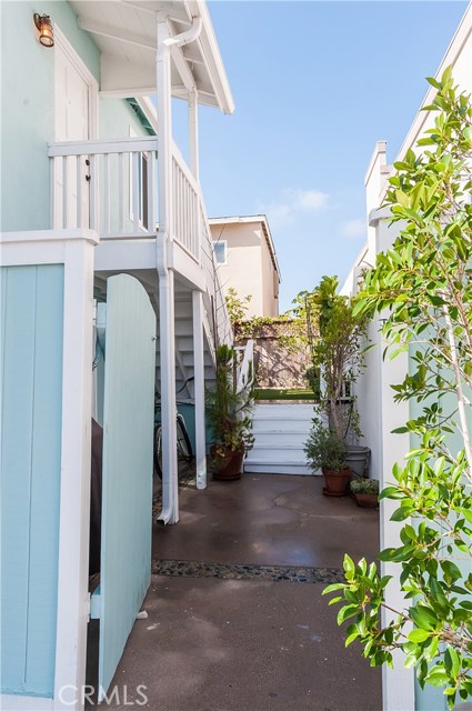 1325 Loma Drive, Hermosa Beach, California 90254, 2 Bedrooms Bedrooms, ,2 BathroomsBathrooms,Residential,Sold,Loma,SB17232773