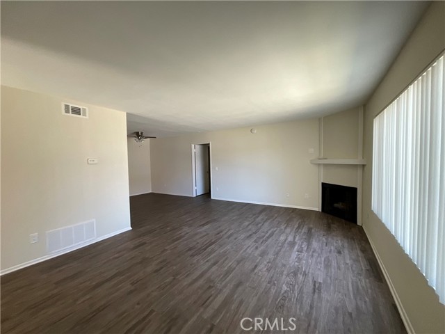 Detail Gallery Image 8 of 17 For 16841 Lynn Ln #B,  Huntington Beach,  CA 92649 - 2 Beds | 2 Baths