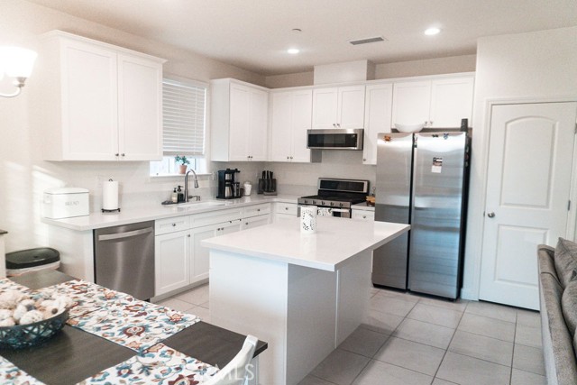 Detail Gallery Image 7 of 22 For 2467 Lake St, Kingsburg,  CA 93631 - 3 Beds | 2 Baths