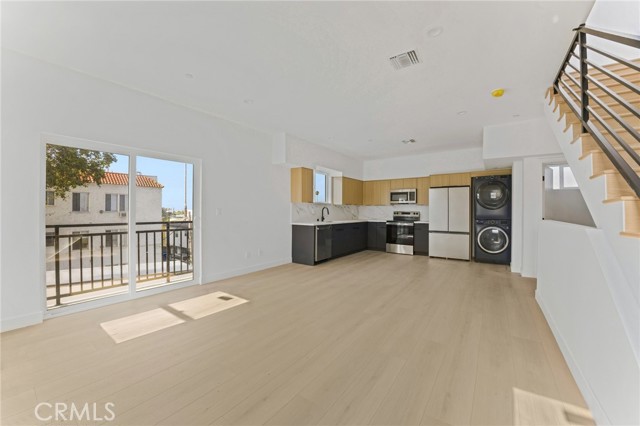 Detail Gallery Image 5 of 13 For 4511 Rosewood Ave #1,  Los Angeles,  CA 90004 - 4 Beds | 4/1 Baths