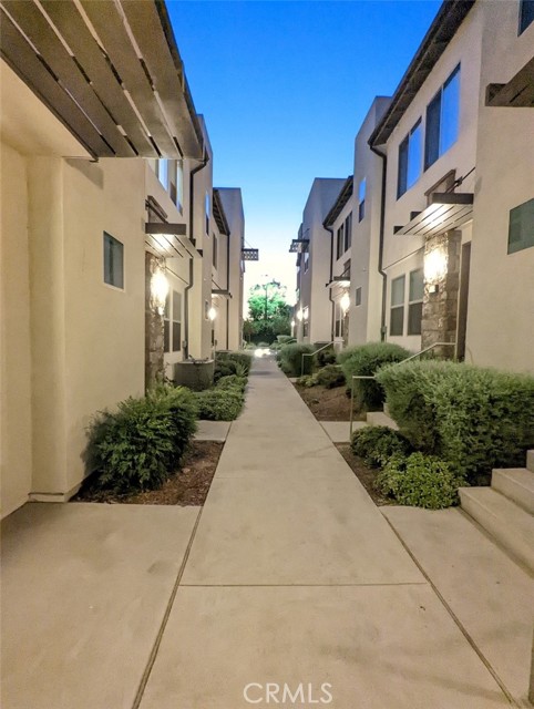 Detail Gallery Image 2 of 30 For 19537 Astor Place, Northridge,  CA 91324 - 2 Beds | 3 Baths