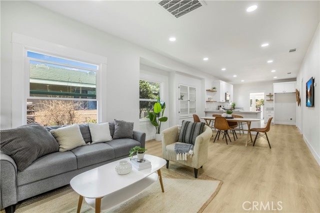 1270 W 19th Street, Long Beach CA: https://media.crmls.org/medias/ae95bd4d-fdff-4ef1-93c2-7cb30d51ba3d.jpg