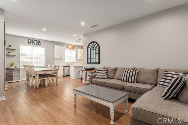 Detail Gallery Image 6 of 30 For 16073 Narni Ln, Fontana,  CA 92336 - 3 Beds | 2/1 Baths