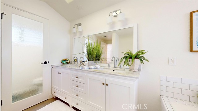 4257 E Ocean Boulevard, Long Beach CA: https://media.crmls.org/medias/ae986294-e240-43f4-a340-31ea8a083907.jpg