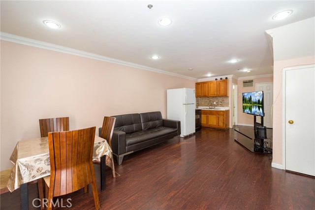 147 West Acacia Avenue, 142 photo 4
