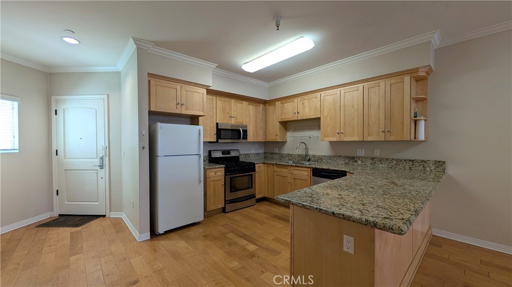 214 S Alexandria Avenue #102