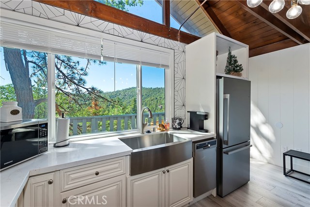 Detail Gallery Image 1 of 29 For 33026 Donner Ln, Arrowbear,  CA 92382 - 2 Beds | 1/1 Baths