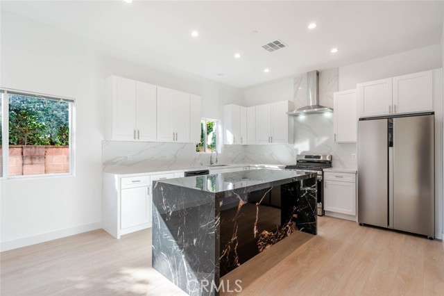 Detail Gallery Image 11 of 23 For 6850 1/2 Ranchito Ave, Van Nuys,  CA 91405 - 3 Beds | 3 Baths