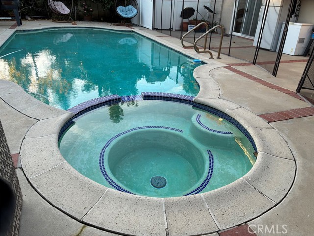 Detail Gallery Image 2 of 4 For 19046 Friar St, Tarzana,  CA 91335 - 4 Beds | 2 Baths