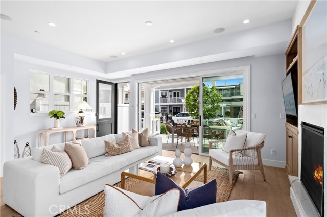 Detail Gallery Image 9 of 35 For 109 Onyx Ave, Newport Beach,  CA 92662 - 3 Beds | 4/1 Baths