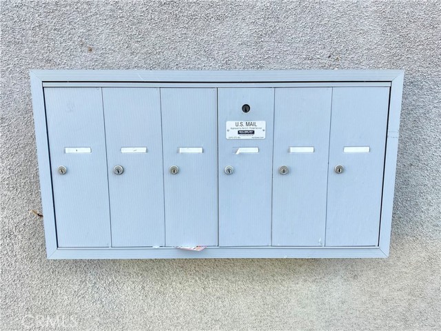 Detail Gallery Image 34 of 39 For 7327 Kester Ave #6,  Van Nuys,  CA 91405 - 4 Beds | 3/1 Baths