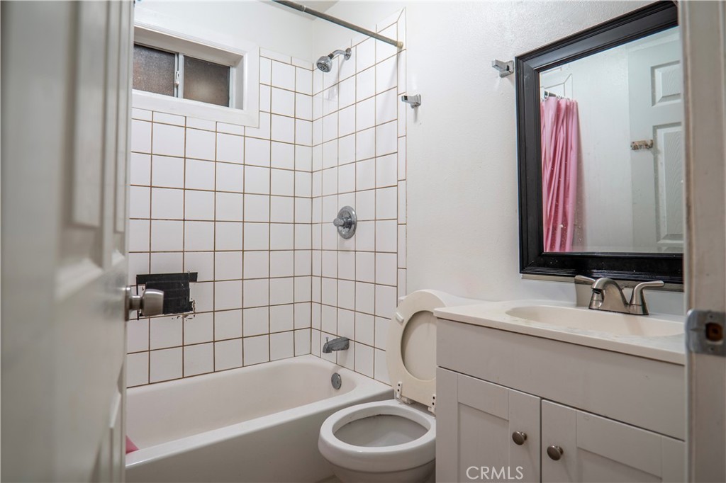 https://media.crmls.org/medias/aead18e9-43ca-4e62-acd7-c9981bb29a7b.jpg?preset=X-Large
