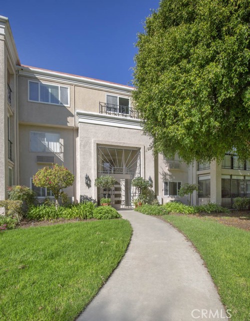 5499 Paseo Del Lago W, Laguna Woods CA: https://media.crmls.org/medias/aeade308-9963-4df6-b232-193af55d0fa8.jpg
