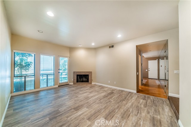 Detail Gallery Image 4 of 33 For 13236 Valleyheart #102,  Studio City,  CA 91604 - 2 Beds | 3 Baths