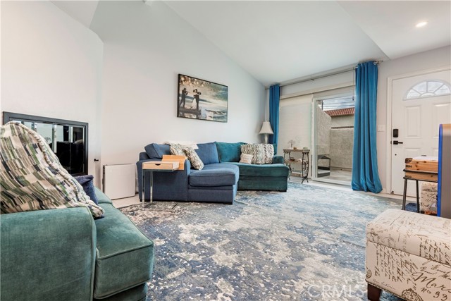 Detail Gallery Image 4 of 31 For 25900 Oak St #102,  Lomita,  CA 90717 - 3 Beds | 2 Baths