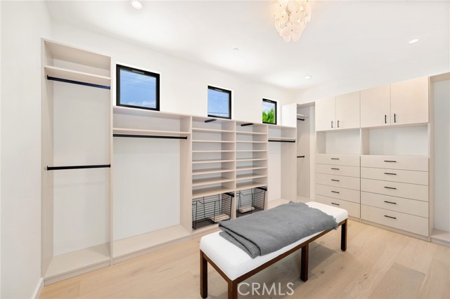 555 N Plymouth Boulevard, Los Angeles CA: https://media.crmls.org/medias/aeb15cdd-1caf-45ea-8620-288bd4818f87.jpg