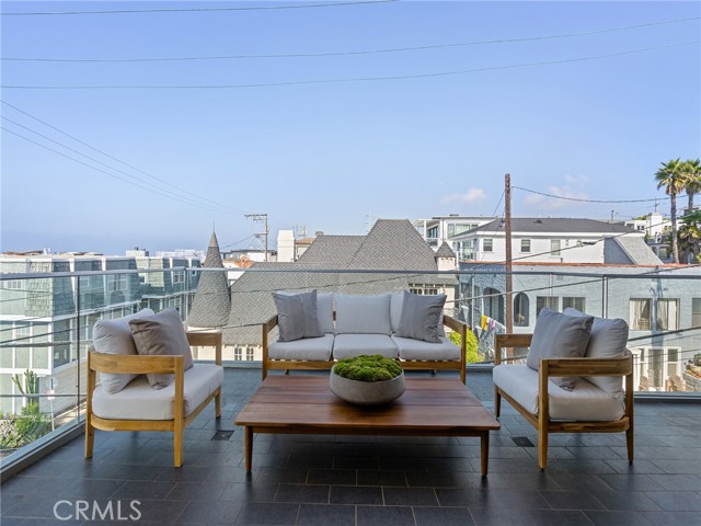 Detail Gallery Image 5 of 29 For 320 35th Street, Manhattan Beach,  CA 90266 - 4 Beds | 4/1 Baths