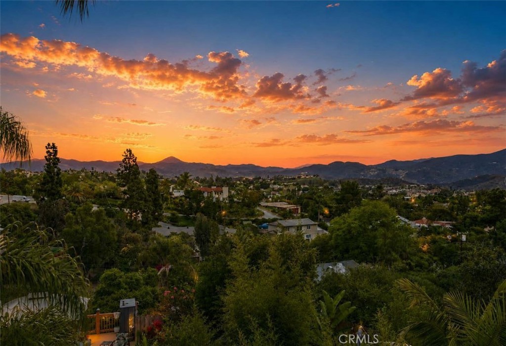 https://media.crmls.org/medias/aeb28af1-c1ec-4456-aadd-ec8f1c855942.jpg?preset=X-Large