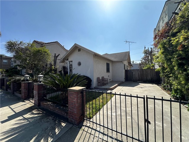 408 8th Street, Huntington Beach CA: https://media.crmls.org/medias/aeb38504-b87c-4f41-8d10-fc8f6147e825.jpg
