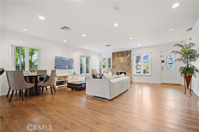 Detail Gallery Image 3 of 27 For 5362 Yolanda Ave, Tarzana,  CA 91356 - 3 Beds | 3 Baths