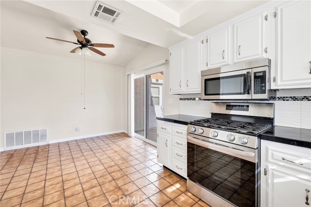 Detail Gallery Image 15 of 40 For 2125 Silver Oak, Hemet,  CA 92545 - 2 Beds | 2 Baths