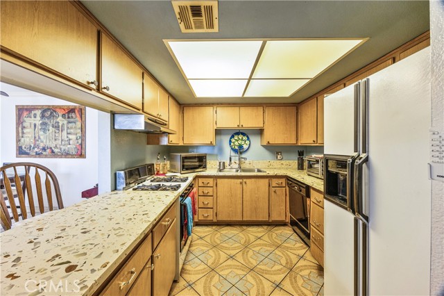 Detail Gallery Image 24 of 41 For 7018 Rita Ave #404,  Huntington Park,  CA 90255 - 3 Beds | 2 Baths