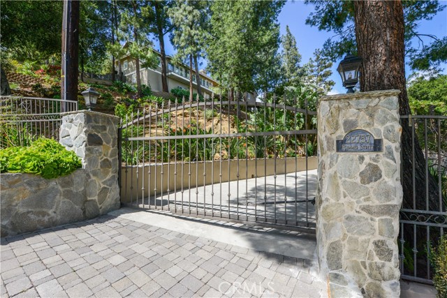 Detail Gallery Image 6 of 54 For 22757 Plummer St, Chatsworth,  CA 91311 - 3 Beds | 3 Baths