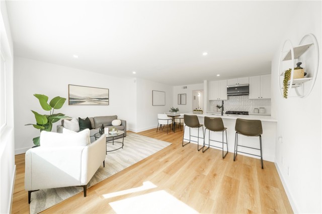 Detail Gallery Image 1 of 32 For 957 S Gramercy Dr #105,  Los Angeles,  CA 90019 - 2 Beds | 2 Baths