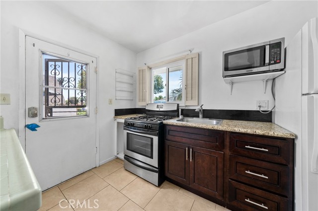 124 N Janet Place, Fullerton CA: https://media.crmls.org/medias/aec043a9-d5c7-41ae-a0a2-cd76749bf3a7.jpg